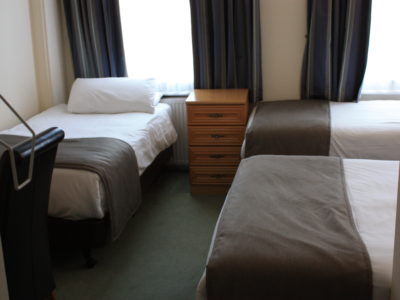 QUAD (1 double bed+2 single beds)
